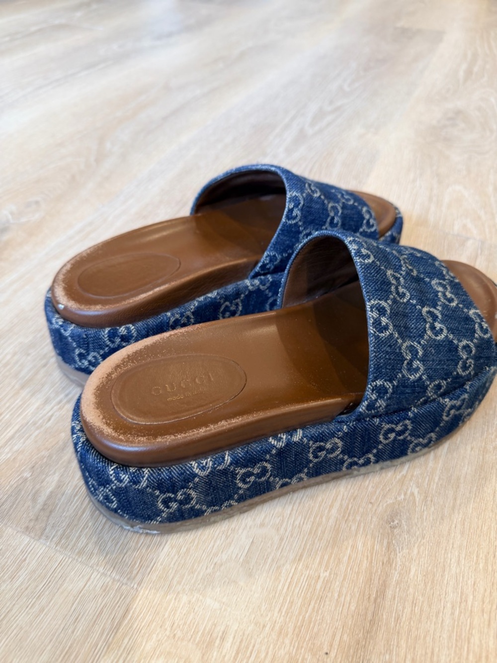 Gucci woman Denim Logo Slide Sandals in Blue and Brown - Picture 5 of 6
